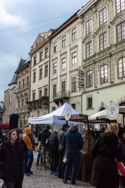 Lviv, Ukrayna - 12 Ekim 2025: Ziyaretçiler, Ukrayna 'nın Lviv kentindeki Pazar Meydanı' ndaki fuarda çeşitli tezgah ve faaliyetlerin keyfini çıkararak yerel kültür ve yiyecek sergilediler..