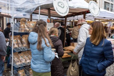 Lviv, Ukrayna - 12 Ekim 2025: Ziyaretçiler, Pazar Meydanı, Lviv 'deki fuarda el yapımı el sanatları ve yerel mallarla dolu tezgahlara göz atarak sonbaharda hareketli bir atmosfer yarattılar..