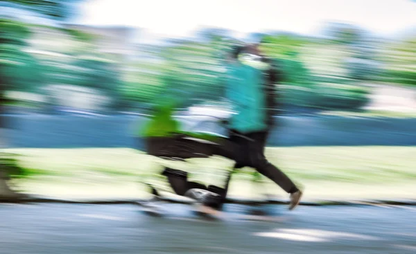 Jonge gezin met kleine kinderen en een kinderwagen lopen onderaan de str — Stockfoto