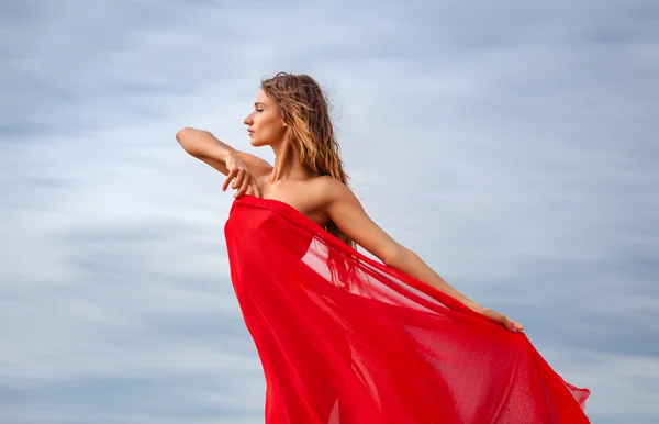 Femme avec tissu rouge — Photo