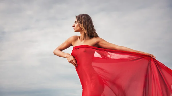 Jeune femme avec tissu rouge — Photo