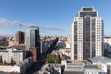 Kyiv, Ukrayna - 26 Ekim 2025: Antonovycha Caddesi panoramik şehir manzarası. Kyiv 'in dinamik gelişimini vurgulayan açık mavi gökyüzü altındaki modern ve tarihi mimari.