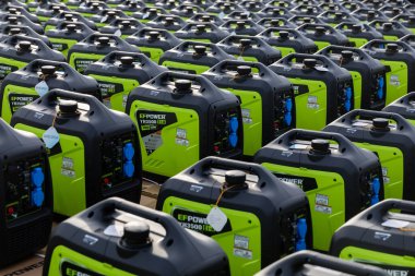 KYIV, UKRAINE - 25 Kasım 2025: Ukrayna Silahlı Kuvvetleri için hayati önem taşıyan büyük bir grup mobil elektrik jeneratörü ön cepheye gönderilmeden önce görüldü. 