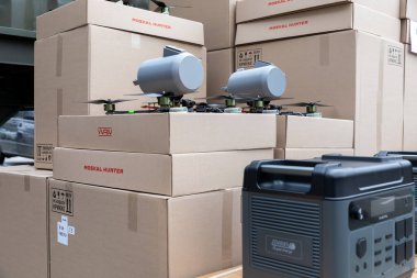 KYIV, UKRAINE - 13 Kasım 2025: Fiber optik insansız hava araçları ve şarj istasyonları Petro Poroshenko 'nun vakfı tarafından Ukrayna silahlı kuvvetlerine yardım olarak askerlere devredildi.