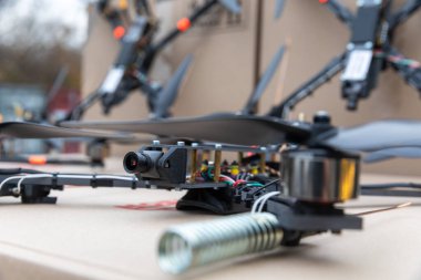 KYIV, UKRAINE - 13 Kasım 2025: Petro Poroshenko 'nun vakfı tarafından AFU' ya yardım olarak birliklere yakın planda bir FPV insansız hava aracı devredildi.