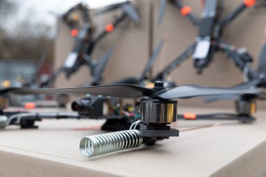 KYIV, UKRAINE - 13 Kasım 2025: Petro Poroshenko 'nun vakfı tarafından AFU' ya yardım olarak birliklere yakın planda bir FPV insansız hava aracı devredildi.