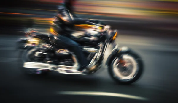 Motocyklista w rozmycia — Zdjęcie stockowe