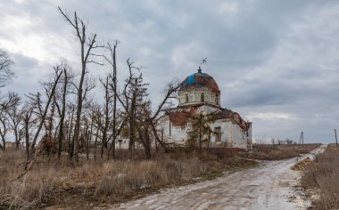 Harkiv bölgesinde askeri operasyonlar sırasında yıkılan bir kilise görülüyor. Yapıda mavi muşamba ve çökmüş duvarlarla kaplı hasarlı bir kubbe yer alıyor..