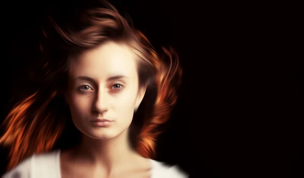 Porträt einer jungen Frau mit bewegungsunscharfen Haaren — Stockfoto