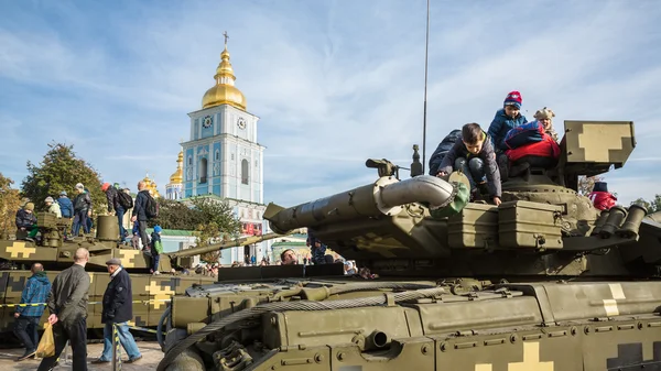 Exposición de equipamiento militar en Kiev —  Fotos de Stock