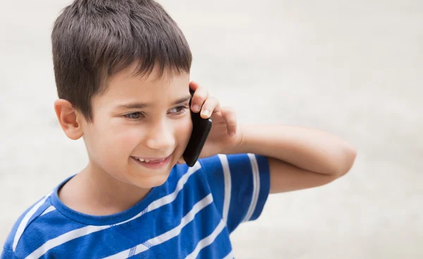 Chlapec mluví po telefonu — Stock fotografie