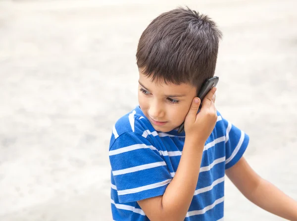 Pojken pratar i telefon — Stockfoto