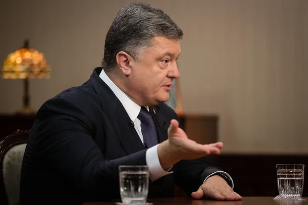 Intervjuer av Petro Poroshenko för ukrainska TV-kanaler — Stockfoto