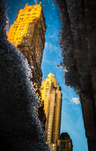 Manhattan sokaklarında. Su birikintileri gökdelenler yansıması — Stok fotoğraf