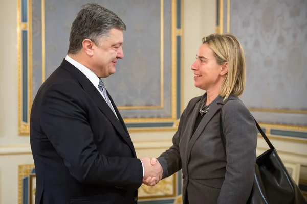 Federica Mogherini and Petro Poroshenko — Stock Photo, Image