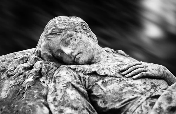 Staty på grav i den gamla kyrkogården — Stockfoto