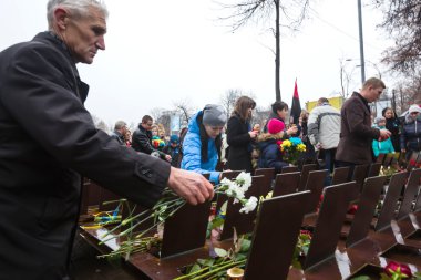 Memorial döşeme çiçek kahraman sokak arası