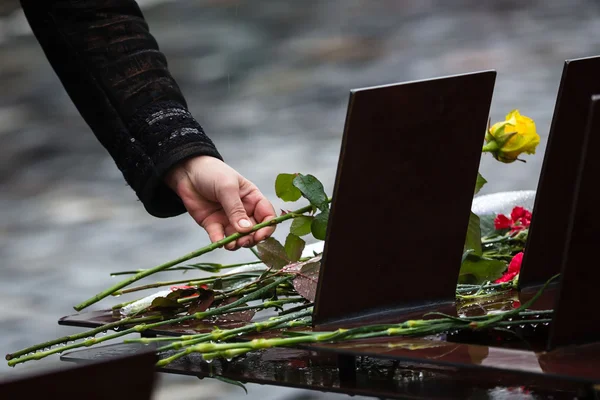 Возложение цветов к мемориальному кресту в Аллее Героев — стоковое фото