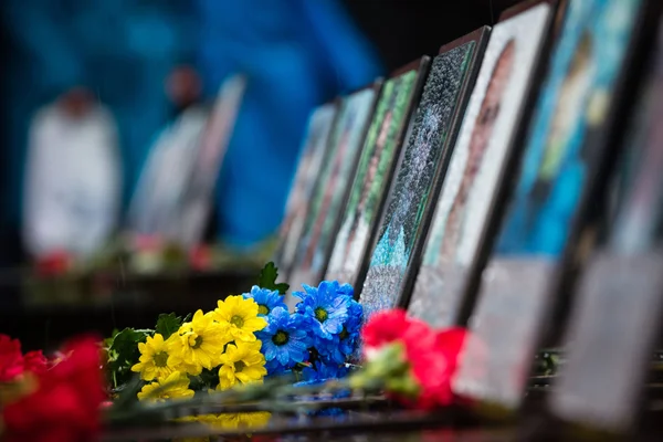 Laying flowers at the memorial cross in the Alley of Heroes — Stock Photo, Image