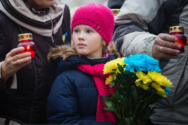 Возложение цветов к мемориальному кресту в Аллее Героев — стоковое фото