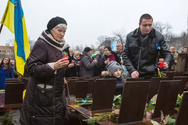 Posa di fiori alla croce commemorativa nel vicolo degli eroi — Foto Stock