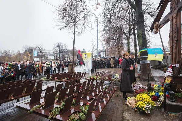 Президент Украины почтил память небесных сотен — стоковое фото