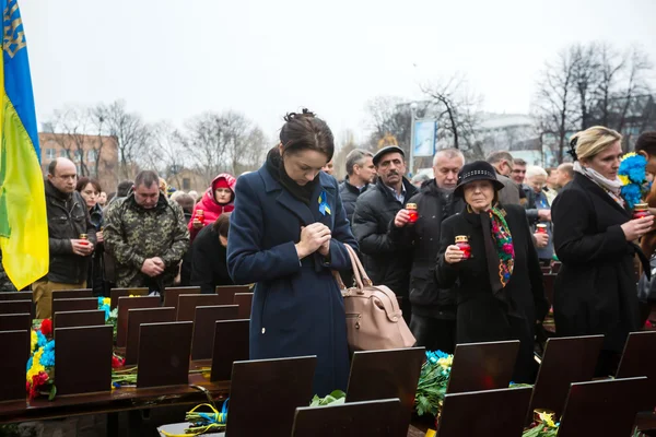Colocando flores en la cruz conmemorativa en el callejón de los héroes —  Fotos de Stock
