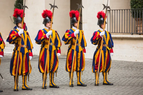 Påvligt schweiziskt garde i uniform — Stockfoto