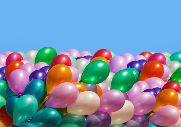 Ballons multicolores isolés sur blanc — Photo