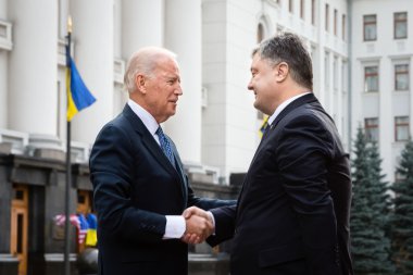 Joe Biden ve Kiev Ukrayna Petro Poroshenko başkanı