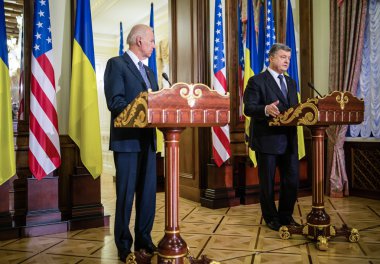 Joe Biden ve Petro Poroshenko