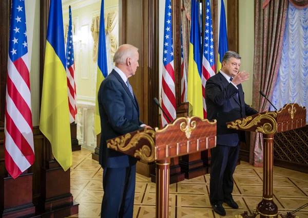 Joe Biden ve Petro Poroshenko — Stok fotoğraf