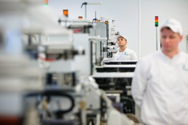 Kurumsal yalan makinesi birleştirmek Ukrayna devlet
