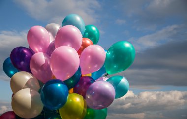 Bulutlu gökyüzü karşı çok renkli balonlar