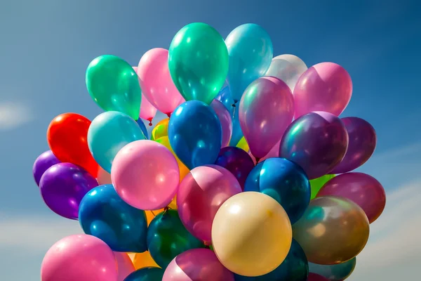 Ballons multicolores sur fond de ciel bleu — Photo