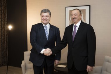 Petro Poroshenko ve Ilham Aliyev Davos (İsviçre)
