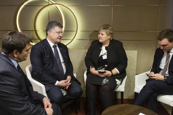 Petro Poroshenko y Erna Solberg en Davos —  Fotos de Stock