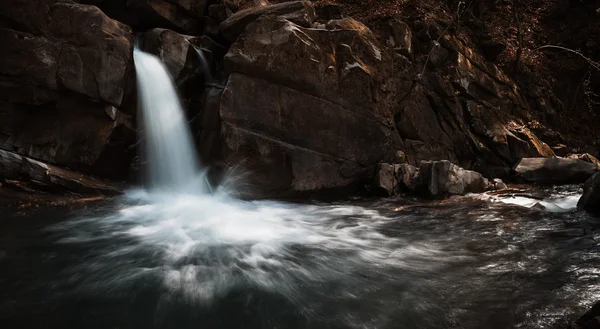 Waterfall with rocks and flowing water — Stock Photo, Image