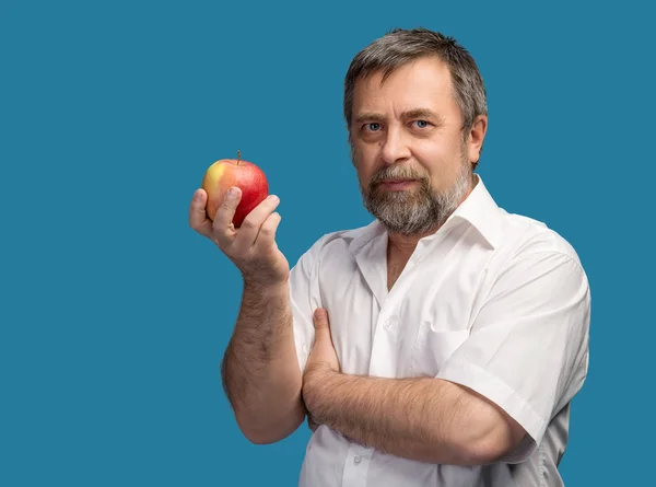 中年男子抱着一个红色的苹果 — 图库照片