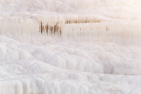 Weiße Wand auf Travertinen, strukturierter Hintergrund im Pamukkale-Reservat — Stockfoto