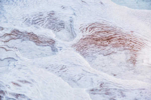 Weiße Wand auf Travertinen, strukturierter Hintergrund im Pamukkale-Reservat — Stockfoto