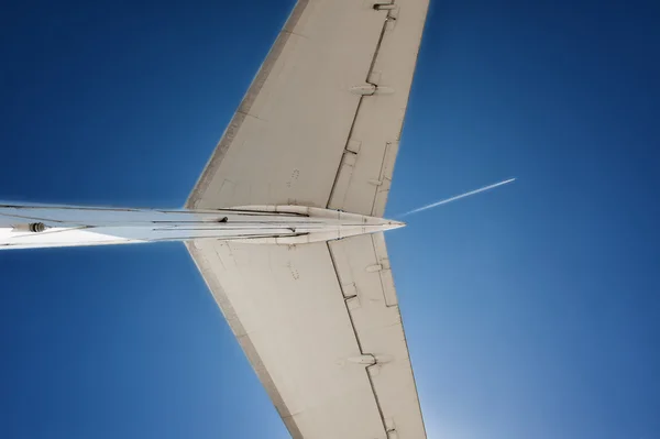 Cola de un avión a reacción en el fondo del cielo — Foto de Stock
