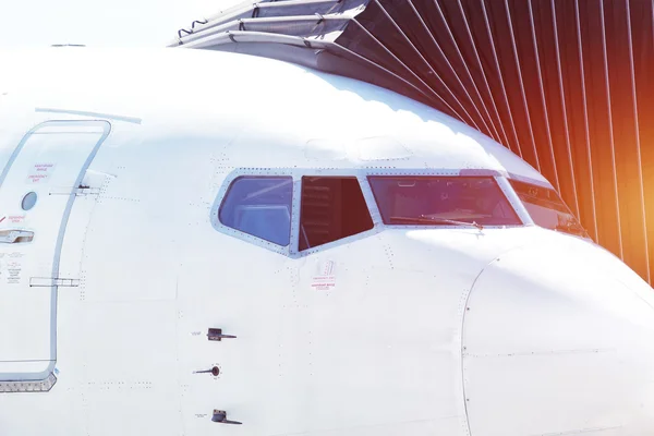 Avião pronto para embarque no hub do aeroporto . — Fotografia de Stock