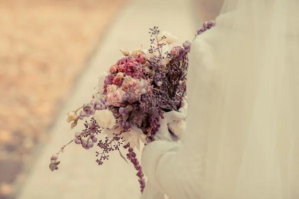Bryllupsbukett i brudens hender – stockfoto