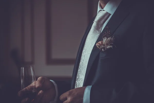 Weinglas in der Hand des Bräutigams — Stockfoto
