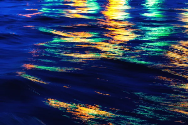 Stadt beleuchtet Reflexion. farbenfroher Glanz auf dem Wasser — Stockfoto