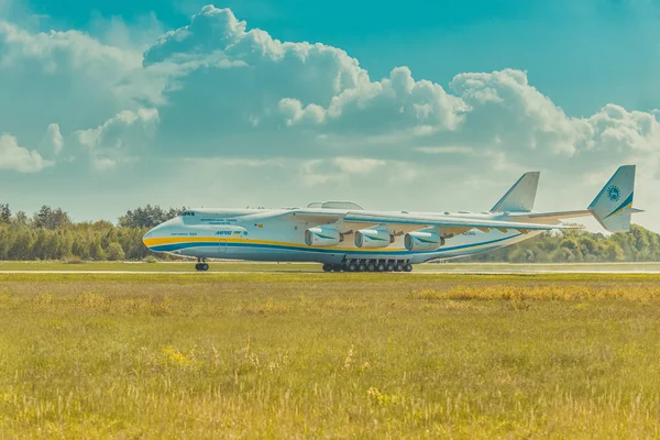 An225 MRIYA pistlerden birinden Hostomel Havaalanı üzerinde başlamaktadır.