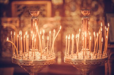 Kilisede ateş mumlar