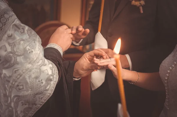 Priester legt bei orthodoxer Trauung Ringe an — Stockfoto
