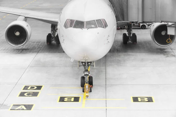 Avião pronto para embarque em um hub do aeroporto — Fotografia de Stock